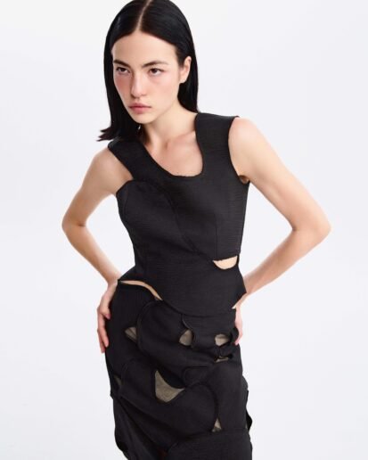 BLACK CUT-OUT LAYER TOP